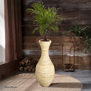 Detaillierte, beige Bodenvase, unten breit und oben dĂĽnn in einem Anwendungsbeispiel