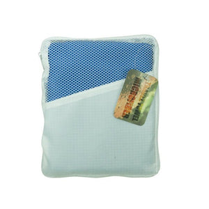 Blaues Mikrofasertuch in weissem Etui mit ReiĂźverschluss und Netzfach
