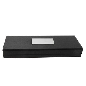 Schwarze Geschenkbox geschlossen mit kleinem weissem Patch auf der oberen Seite