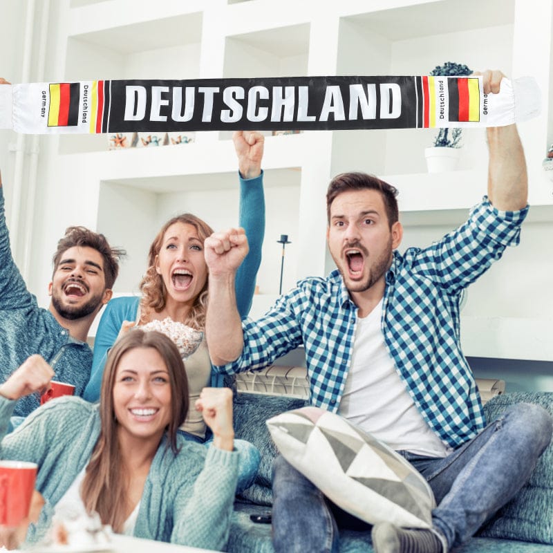 Weiss-schwarzer Deutschland Schal mit weisser "Deutschland" Aufschrift und zwei Deutschlandflaggen in einem Beispiel
