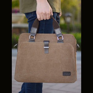 Braune Stofflaptoptasche mit silbernen und Dunkelbraunen Leder Details in einem Anwendungsbeispiel