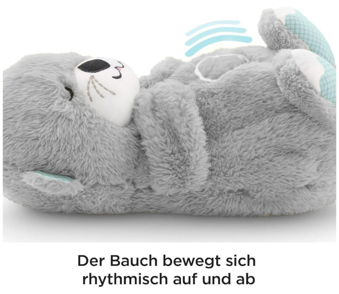 Graues Stofftier mit Muschel auf dem Bauch von der Seite