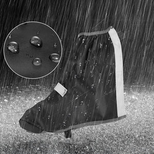 Schwarzer PlastikschuhĂĽberzug in einem Beispiel im Regen