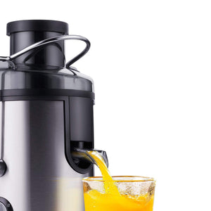 Schwarz-silberner Entsafter mit orangenem Saft als Beispiel