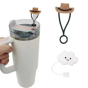 Stanley Cup mit Strohdeckeln als Cowboyhut und Wolke