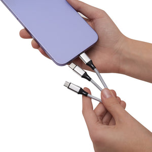 Weisses Ladekabel mit USB-, Lightning- und Micro-USB-AnschlĂĽssen in einem Anwendungsbeispiel