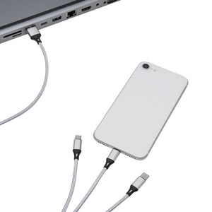Weisses Ladekabel mit USB-, Lightning- und Micro-USB-AnschlĂĽssen in einem Anwendungsbeispiel an einem Smartphone