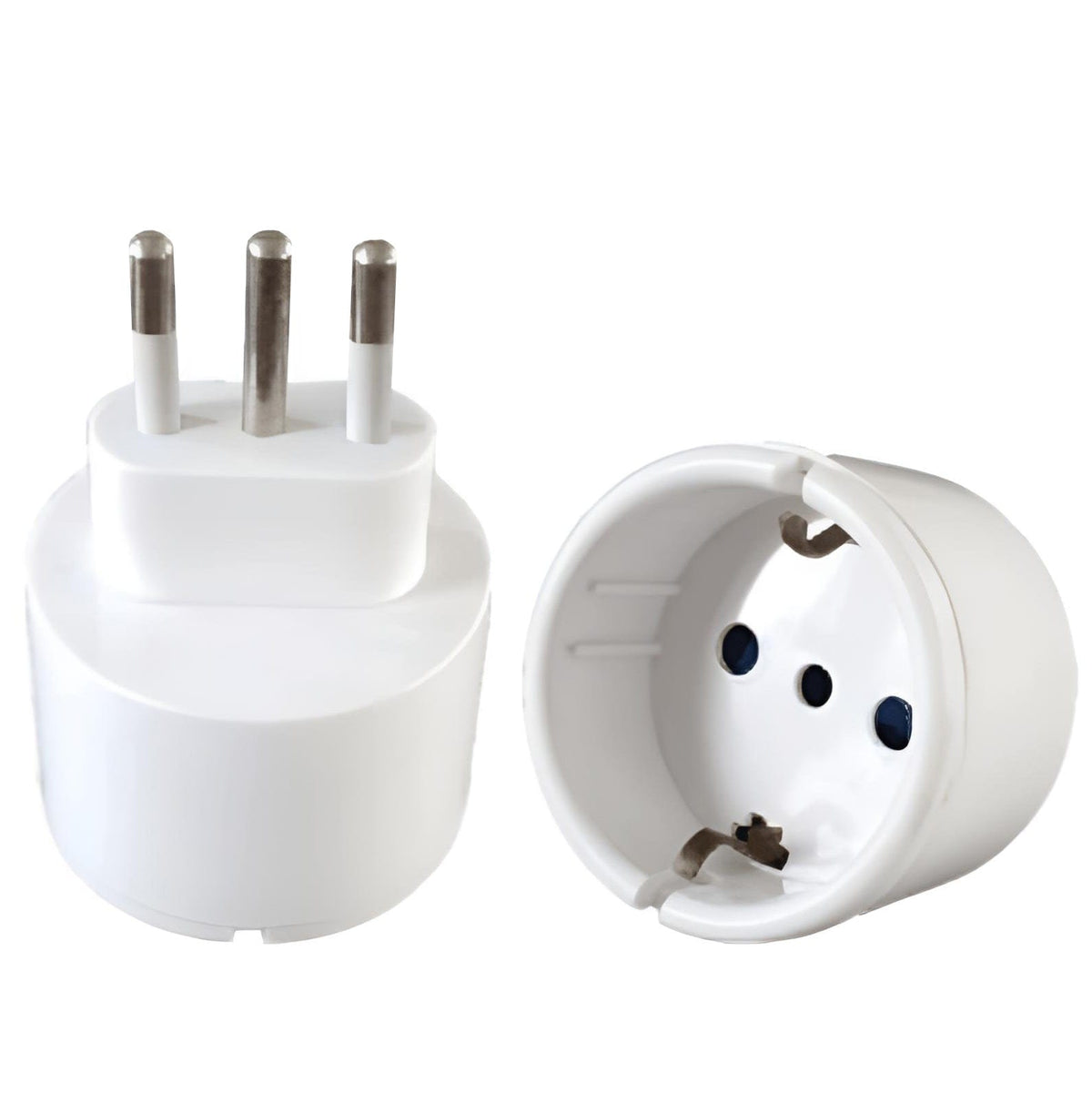 Weisser Steckdosen Adapter von IT zu DE