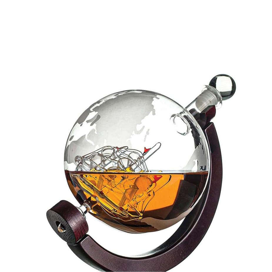 Flasche in Form eines Globus mit Getränk und Eiswürfeln