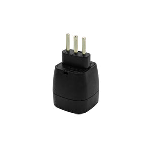 Schwarzer, aufgestellter Steckdosen Adapter CH zu IT