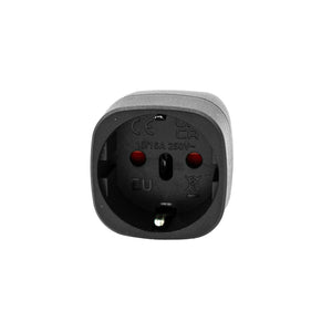 Schwarzer Steckdosen Adapter CH zu IT mit CH-Stecker im Vordergrund