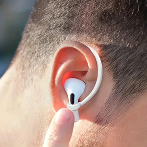 Weisse Silikon OhrbĂĽgel in einem Anwendungsbeispiel an getragenen Airpods