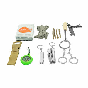 Vier Feuerstarter, ein Seil, eine Rettungsdecke, eine Pfeife, eine Drahtsäge, Feuerstahl, ein Taschenmesser, ein Gurtband Flaschenhalter und ein Kompass