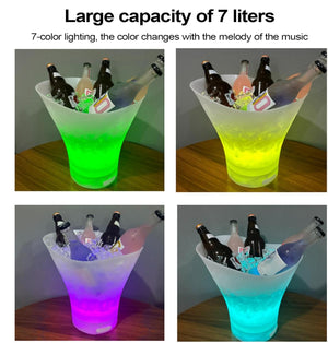 Weinkühler in Trichterform mit LED-Licht und verschiedenen Flaschen mit Eis als Inhalt