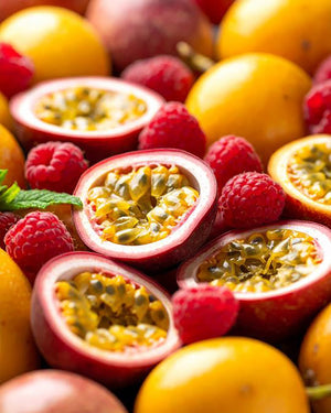 Aufgeschnittene PassionsfrĂĽchte und Himbeeren