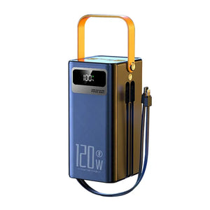 Schwarze Powerbank mit zwei Kabeln, einer digitalen Akkuanzeige und einem gelben Griff