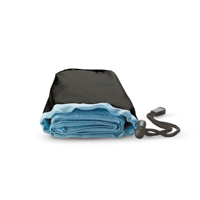 Serviette de sport dans une pochette en nylon
