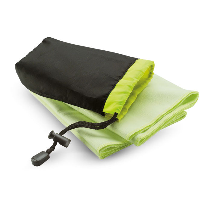 Serviette de sport dans une pochette en nylon