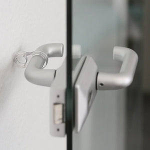 Transparenter Türklinkenpuffer in einem Anwendungsbeispiel bei einer Glastür