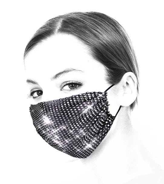Frau die schwarze, glitzernde Gesichtsmaske trägt