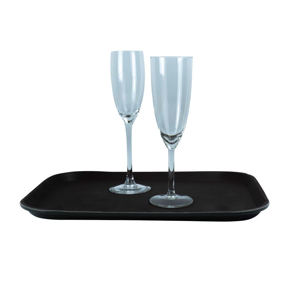 Schwarzes Serviertablett mit zwei Champagnergläsern drauf