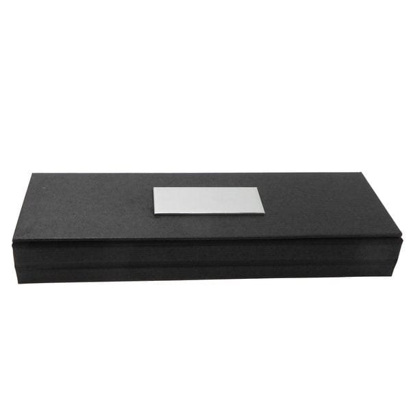 Schwarze Geschenkbox geschlossen mit kleinem weissem Patch auf der oberen Seite 