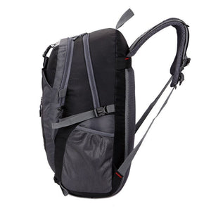 Grau-schwarzer Wanderrucksack von der Seite