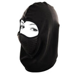 Schwarze Sturmmaske an einem Kopf von der Seite