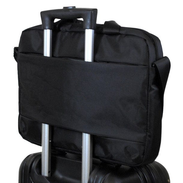 Schwarze Laptoptasche mit Schultergurt und Schweizerwappen Design an einem Reisekoffer befestigt