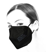 Weisse Gesichtsmaske an einem Kopf seitlich gezeigt mit schwarzer Aufschrift