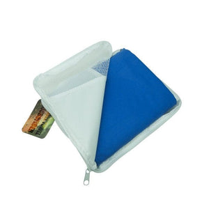 Blaues Mikrofasertuch in weissem Etui mit Reißverschluss und Netzfach von der Seite gezeigt