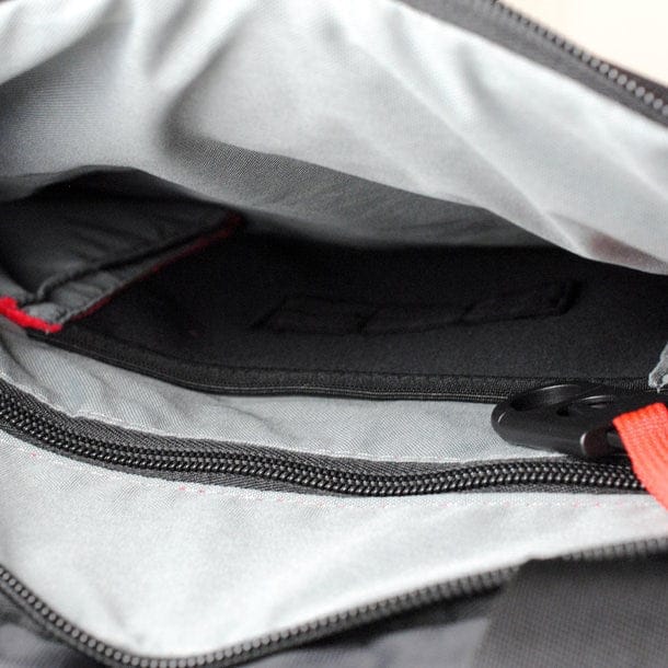 Schwarze, geöffnete Laptoptasche mit grauem Innenstoff