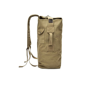 Brauner Rucksack mit braunen Schultergurten und Seitentasche von der Seite
