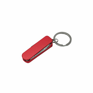 Eingeklappter, roter Nagelclipper und Schlüsselanhänger