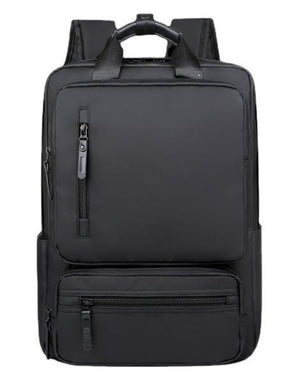 Schwarzer Lederrucksack mit drei Fächern von vorne