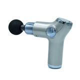 Graue Massage-Gun mit silbernen Details von der Seite