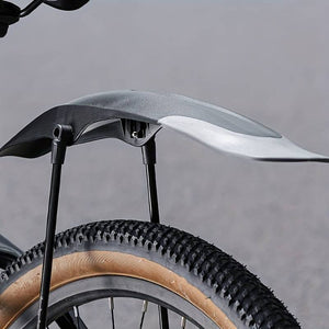 Schwarzes Schutzblech für Fahrrad in einem zweiten Anwendungsbeispiel von der Seite