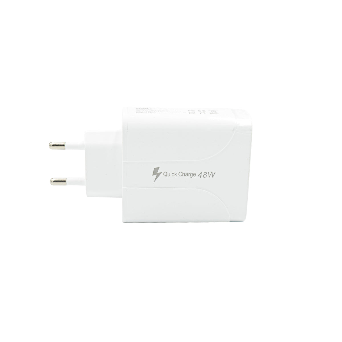 Weisser Fastcharger mit vier USB-A Anschlüssen und einem USB-C Anschluss von der Seite
