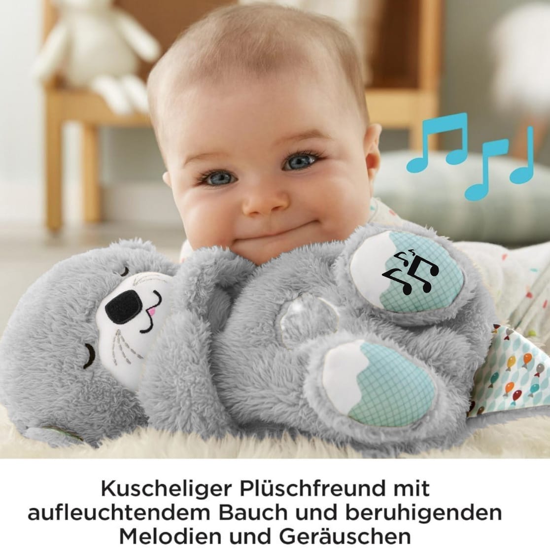 Graues Stofftier mit Muschel auf dem Bauch in einem Anwendungsbeispiel mit einem Kind