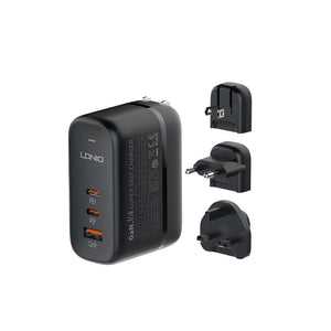 Schwarzer Fastcharger mit verschiedenen Stecker-Aufsätzen, zwei USB-C Anschlüssen und einem USB-A Anschluss