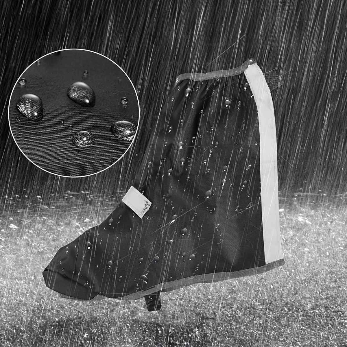Schwarzer Plastikschuhüberzug in einem Beispiel im Regen
