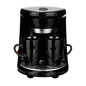 Schwarze Minikaffeemaschine mit zwei Tassen von vorne