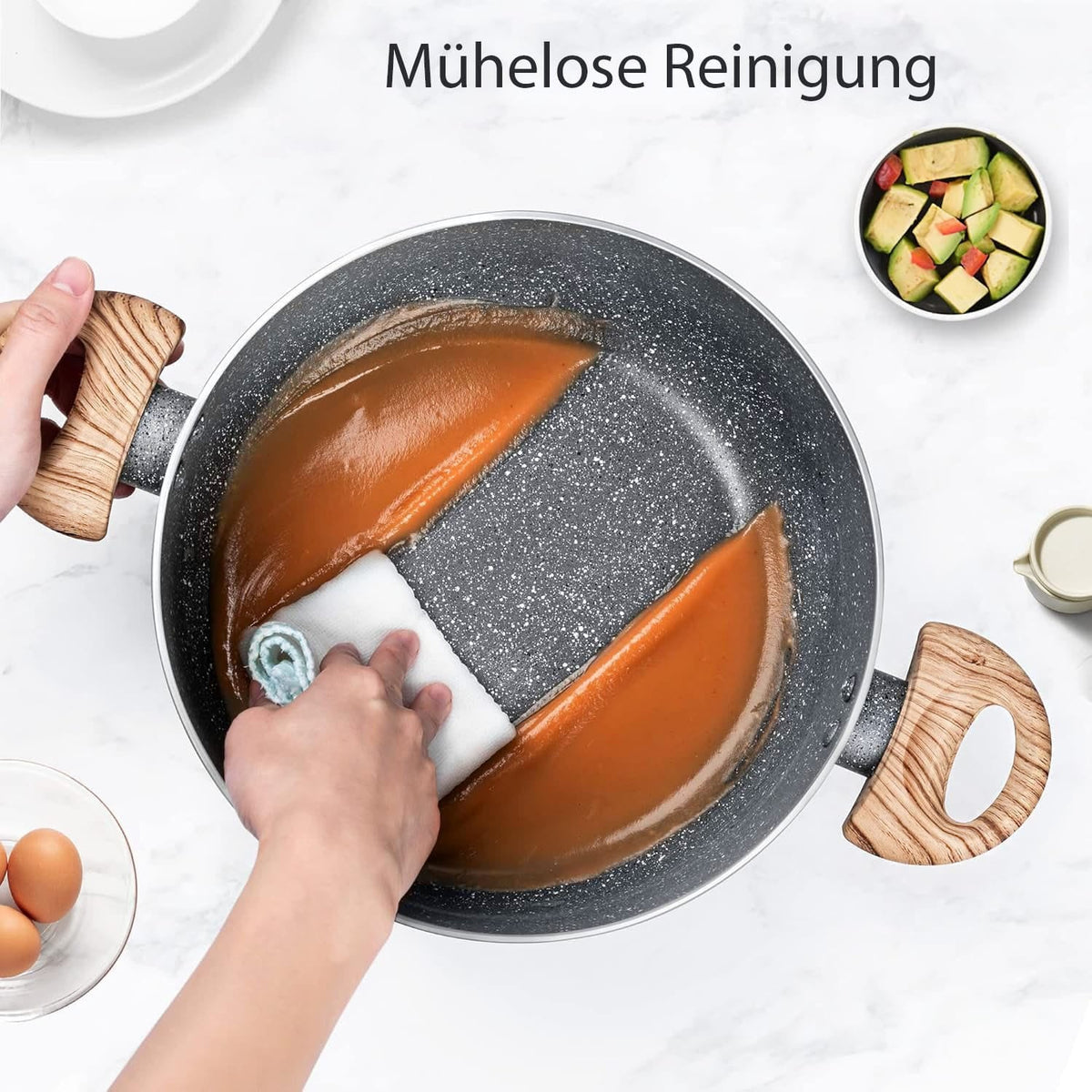 Aluminium Bratpfanne mit Marmordesign und Holzgriff in einem Reinigungsbeispiel
