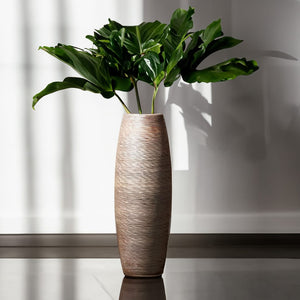 Braune Bodenvase mit Streifenmuster in einem Anwendungsbeispiel mit weissem Hintergrund