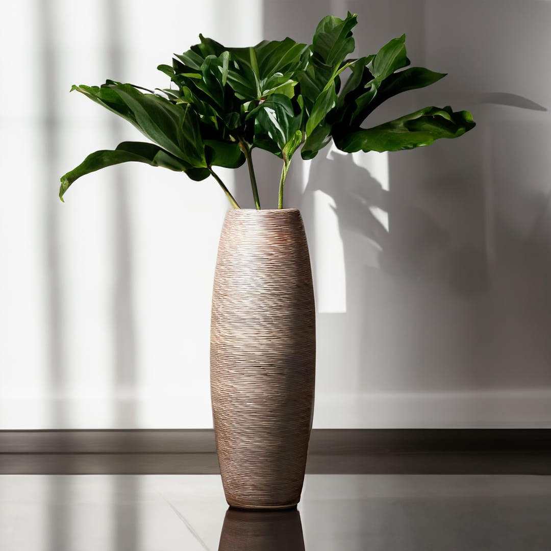 Braune Bodenvase mit Streifenmuster in einem Anwendungsbeispiel mit weissem  Hintergrund