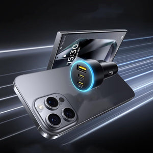 Auto Steckdosenadapter mit zwei USB-C und einem USB-A Anschluss mit Smartphones im Hintergrund