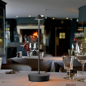 Schwarze LED-Tischlampe in einem Anwendungsbeispiel in einem Restaurant