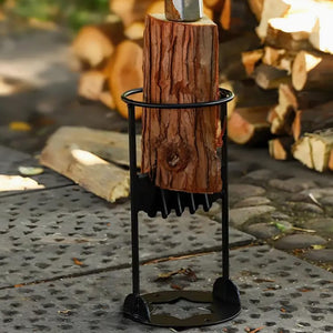 Schwarzer, runder Holzspalter in einem Anwendungsbeispiel mit einem Stück Holz und einem Hammer