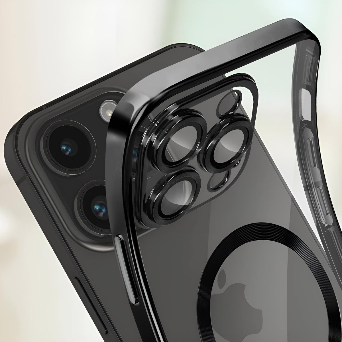Transparente iPhone-Hülle mit schwarzer Umrandung in einem Anwendungsbeispiel mit einem iPhone 16 Pro Max in schwarz