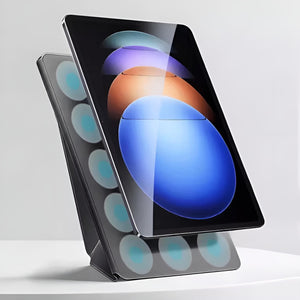 Schwarze, aufstellbare iPad-Hülle mit silbernem iPad 